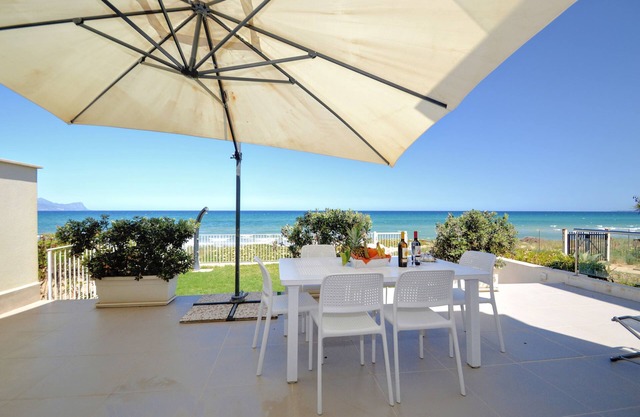 AL004 Villa by the sea