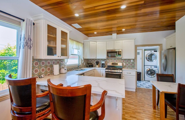 Alameda 2BR 2BA house, AC, near Alameda ferry to San Francisco, 2 free parking.