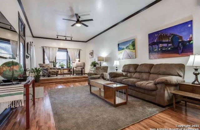 Alamo City Former Library Historic Home, Parking, BBQ, Firepit, Gated Side-Yards