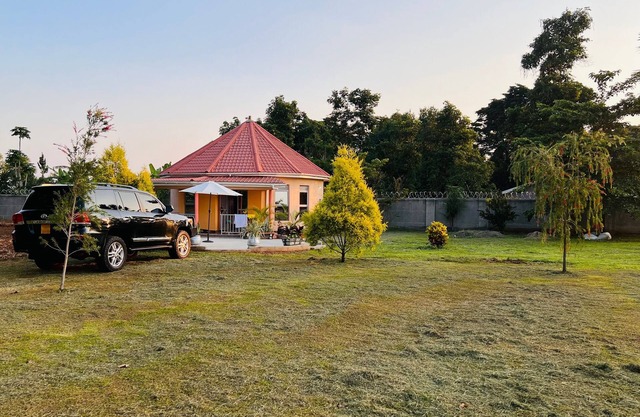 Alberto Gardens - Two bedroom cottage in private grounds & free parking