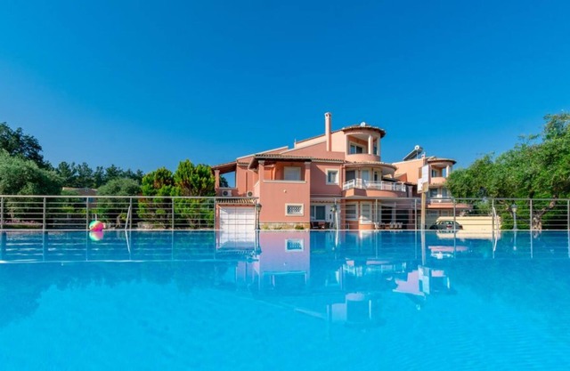Alex Villa Dio: Large pool, near beach, private, sleeps 12