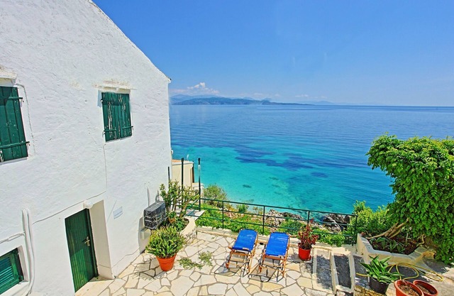 Alexandra Studio, sleeps 2, just a breath away from Kaminaki beach