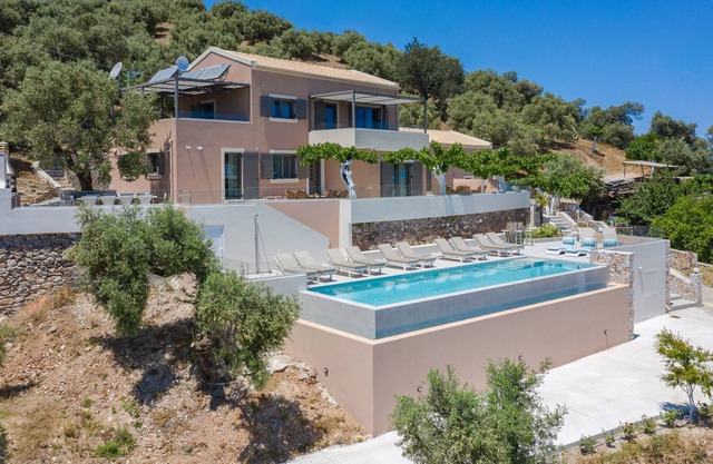 Alexinia's house for 8,Quiet,pool,Incredible view