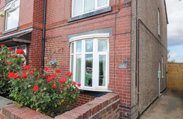 ALFRETON COTTAGE, pet friendly, with a garden in Alfreton