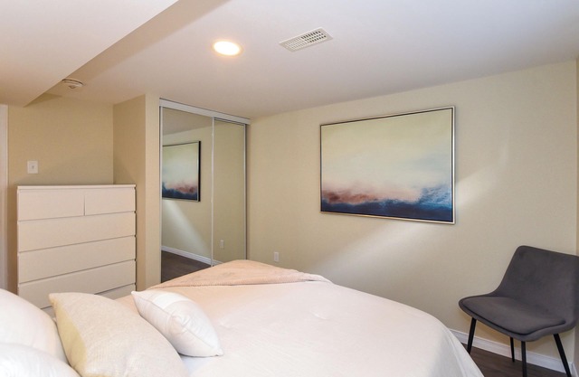 Algonquin | 4 bds, 2.5 Baths | Sleeps up to 8 | Lower Level