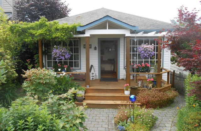 Alki Beach Bungalow