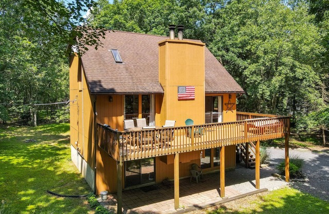 All-season hideaway with alfresco deck, views, game table & pool access