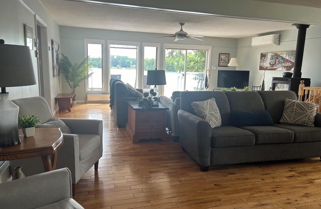 All Season Lakefront Home nHot Tub, Theatre Room, ATV/Snowmobile/Hiking Trails