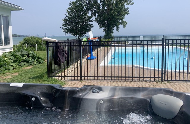 All Season Large lux on Water Amazing Skyline - hot tub, pool and beach