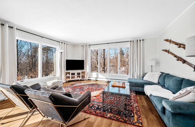 All-season private cottage near skiing, golf, trails + lakes
