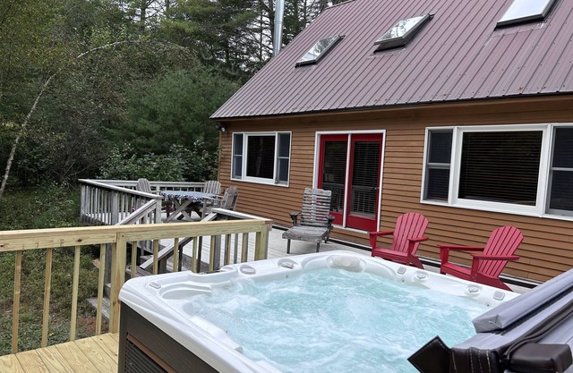 All the comforts of home. 5 minutes to Sunday River! New hot tub.n