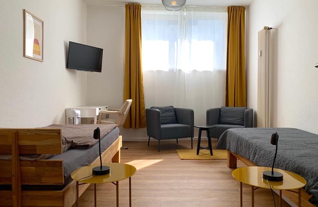 Alles komplett - 2 Schlafzimmer, große Küche, Bad