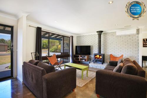 Aloha - Short Drive to Berry & The Beach - Fireplace and Firepit