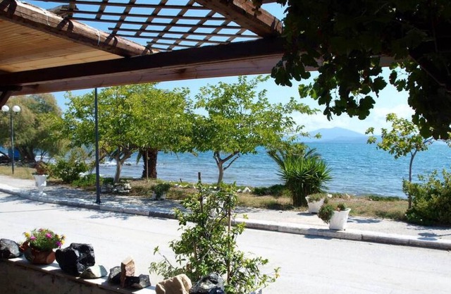 Alonaki Seafront Cottage