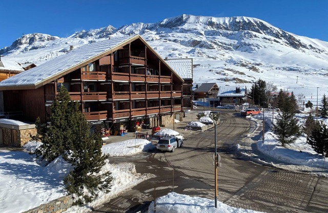 Alpe d'Huez 4-person apartment at the foot of the slopes, 150m from the ski lifts