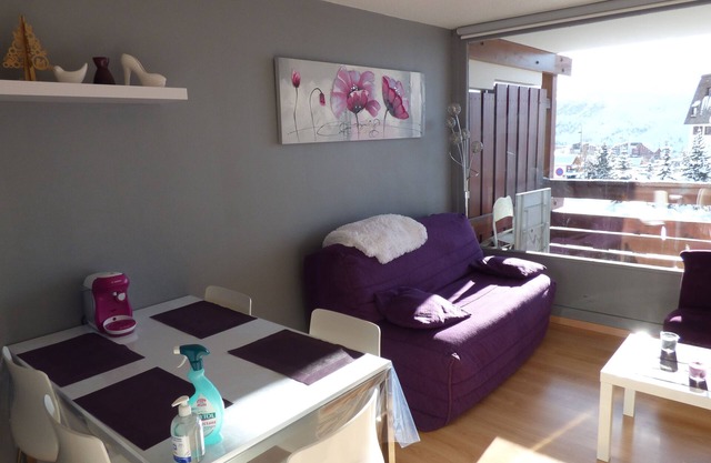 Alpe d'Huez, cosy, south-facing studio with view, at the foot of the slopes