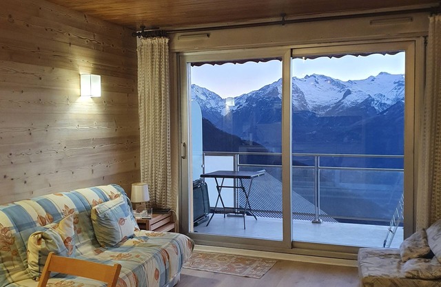 Alpe d'Huez South-facing Magnificent view Ski 200m away Large garage