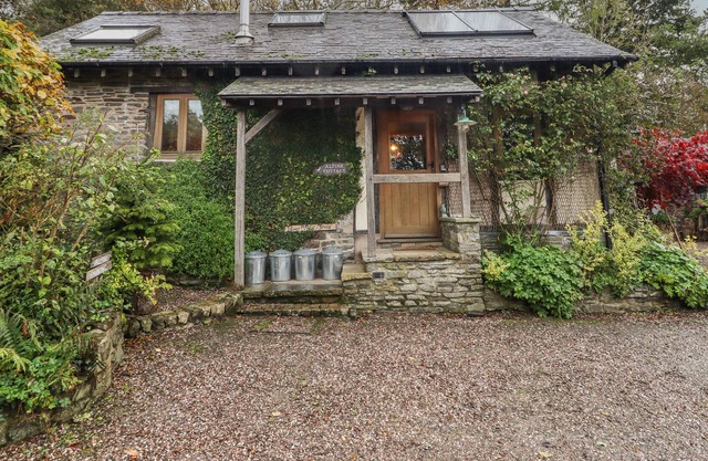 ALPINE COTTAGE, pet friendly, character holiday cottage in Beguildy