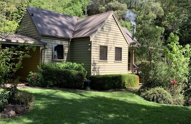 Alpine Delux Cottage, 8 acres of magnificent garden on the Ovens River.