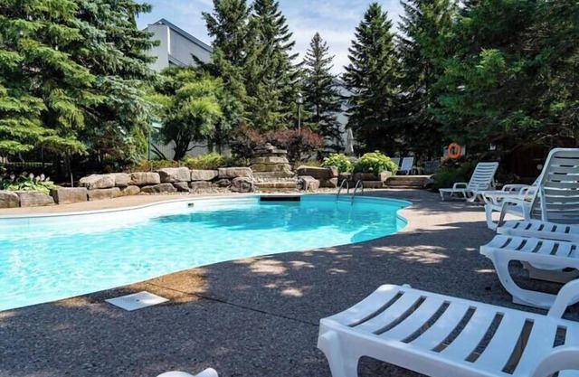 Alpine Hideaway - Walk to Blue/Outdoor Pool