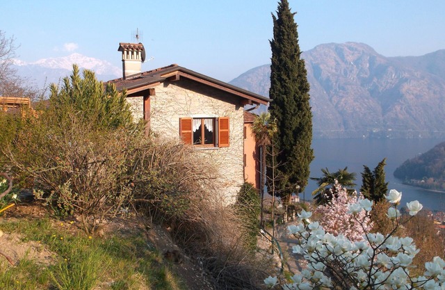 Alpine rural retreat with fabulous views yet close to lakeside facilities