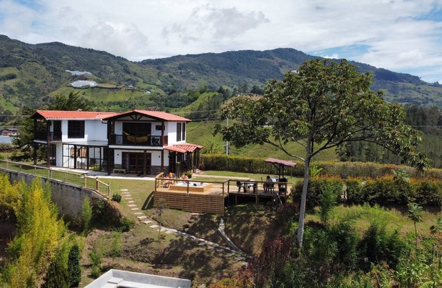 Altavista house: Spacious 5-bedroom with Lakeview, Jacuzzi & WiFi in Guatape
