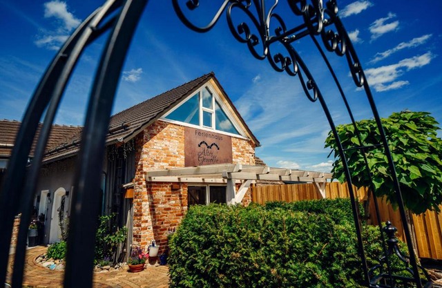 Altes Gewölbe mit Sauna und Whirlpool im Außenbereich