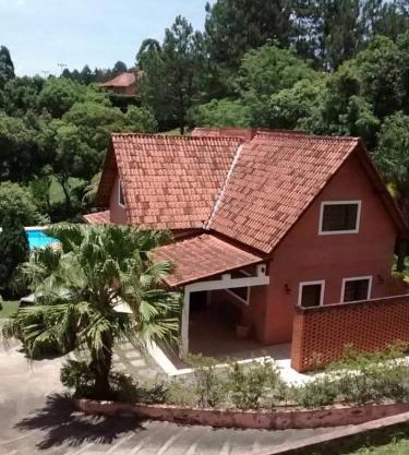 Alugo linda casa de campo perto de São Paulo com ótimo jardim, piscina e lareira.