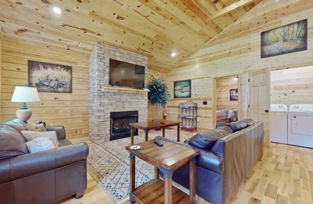 *Amazing 2BD Cabin w/Hot Tub! Gym & Pool Access*