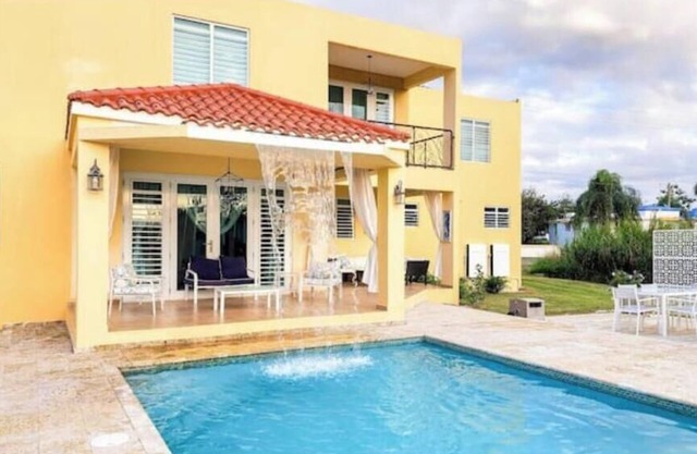 Amazing 3 bedroom W/Private Pool A/C in bedrooms