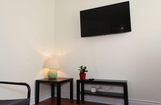 Amazing 3 bedrooms Apartment Yonge/Finch/Sheppard. 10 mins walking to Subway sta