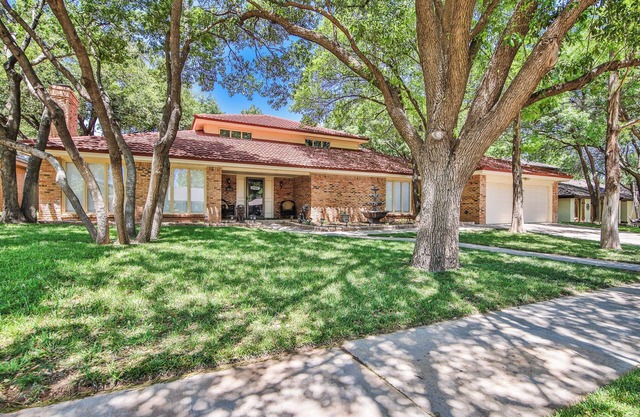 Amazing 4,500 sq ft 2-story home in King's Gate. Perfect for large groups!