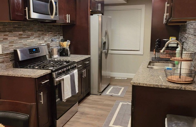 Amazing 4 Bedrm Twnhm-30 Miles to Dwntwn Chicago Private Off Street Parking