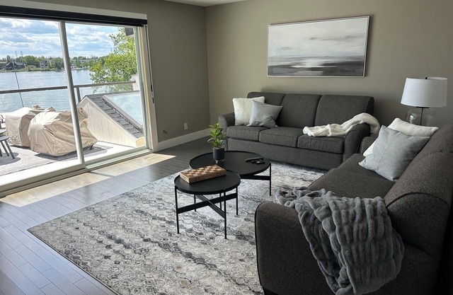 Amazing 5 Bedroom House on the Lake 20 minutes from downtown Calgary.