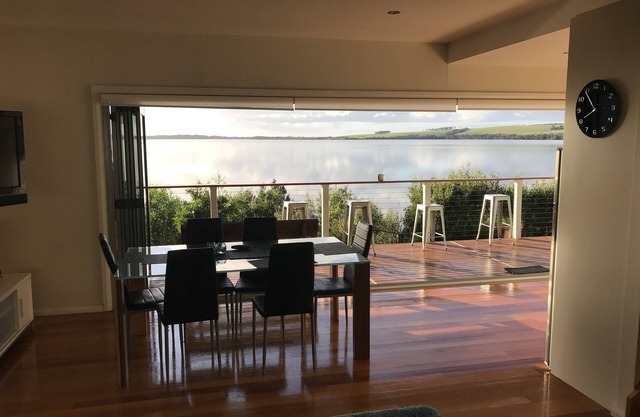 Amazing Ansons Bay Romantic Waterfront Beachhouse