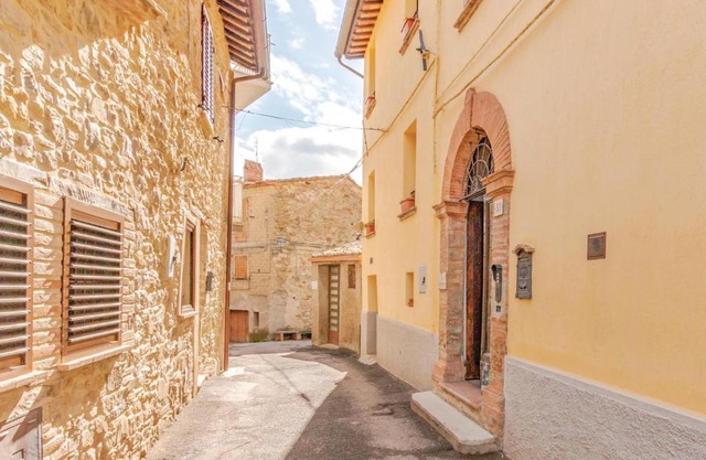 Amazing apartment in Montepetriolo -PG- with 2 Bedrooms