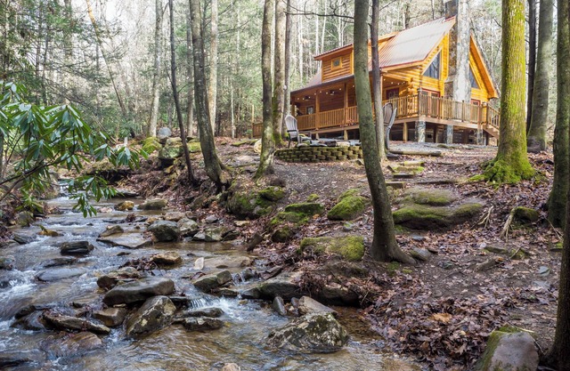 Amazing Cabin by a Stream- Private Creekside Cozy Log Cabin with Hot Tub & Wifi