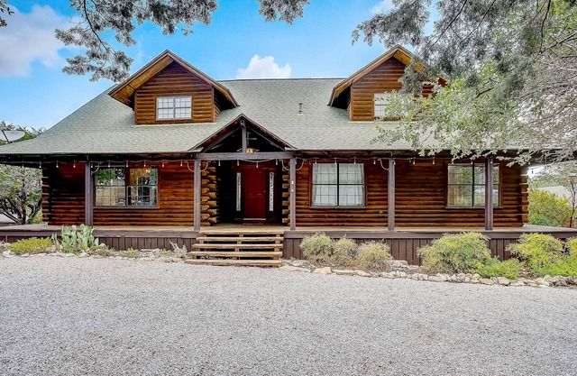 Amazing cabin with private pool, office & guest house - dog-friendly