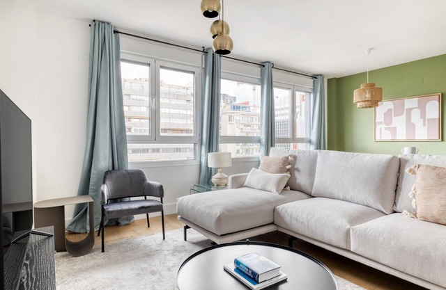 Amazing Chamberí 3BR+Gym & Pool, in the Business District, by Blueground