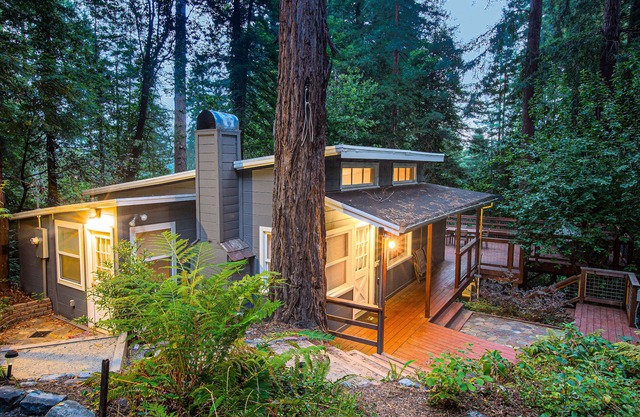 Amazing cottage with private hot tub - dog-friendly, fireplace & washer/dryer