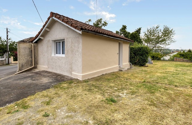 Amazing home in Ruelle-sur-Touvre