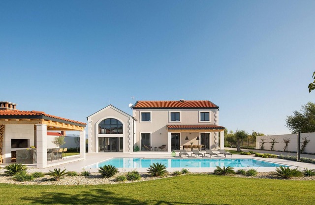 Amazing home in Gornji Zemunik
