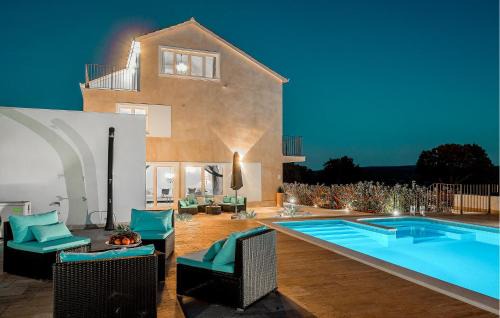 Amazing Home In Praznica With Sauna