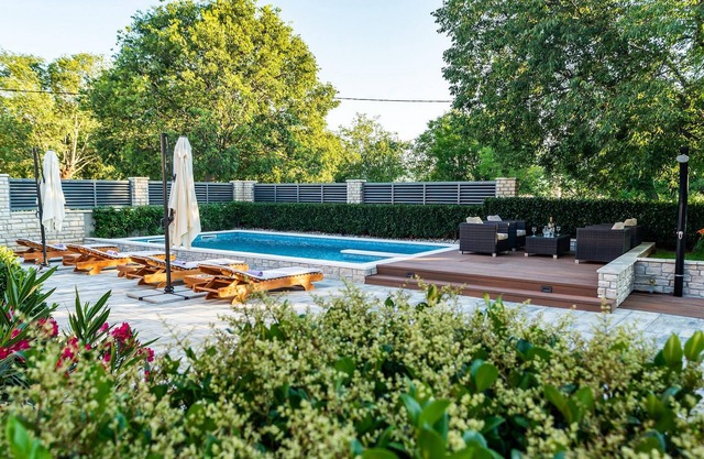 Amazing home in Pridraga