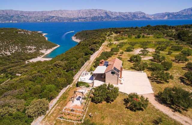 Amazing home in Pucisca with lake view