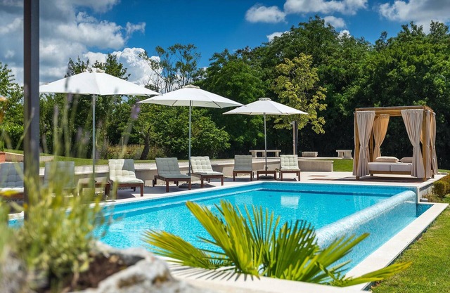 Amazing home in Tinjan with sauna