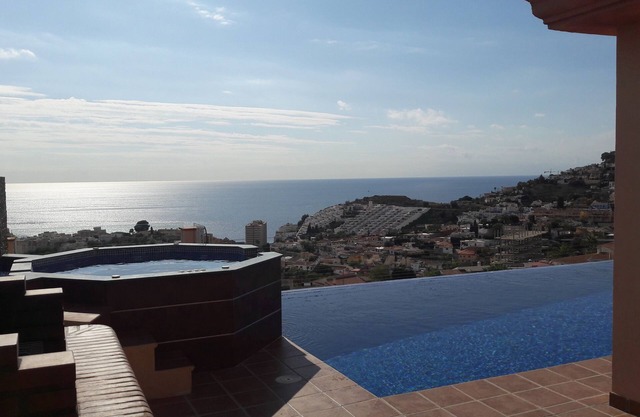 Amazing home,infinity pool,outdoor jacuzzi,indoor and outdoor cinema,very sunny.
