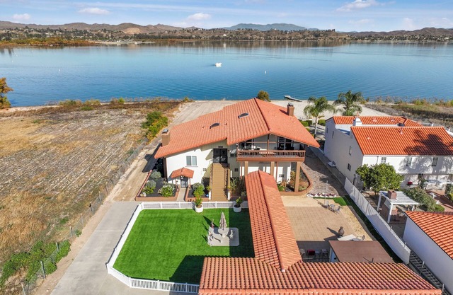 Amazing Lakefront Home with a Private Beach, BBQ, Balcony, Fireplaces & jacuzzi