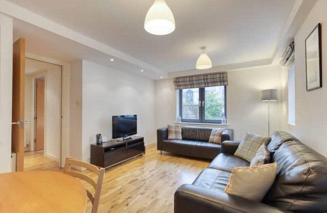 ⭐️Amazing Location!⭐️In heart of the City. 2BR & Cot. Great Airport & Rail links
