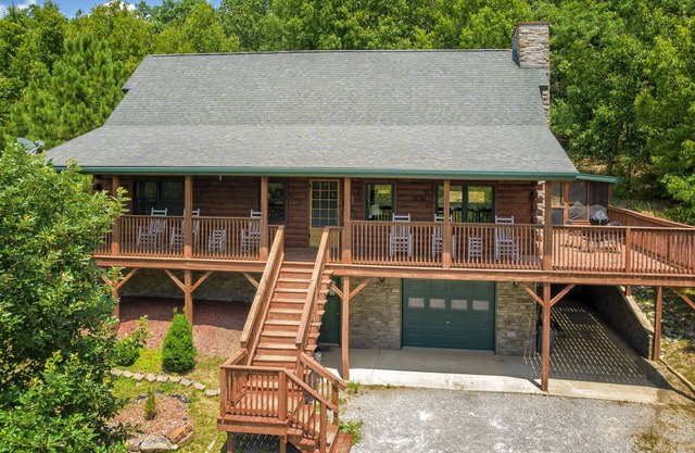 Amazing Log Home near Wineries, Fishing and Hiking